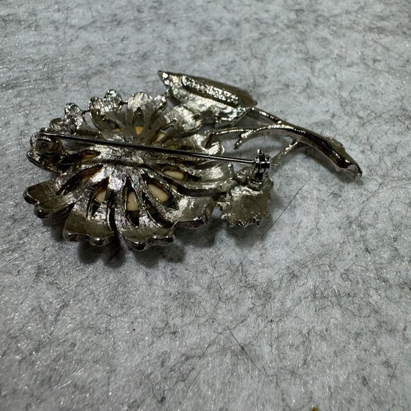 Vintage Silver Tone Flower Pin Brooch w/ Holographic Disc Center by Jewelarama - Picture 3 of 5